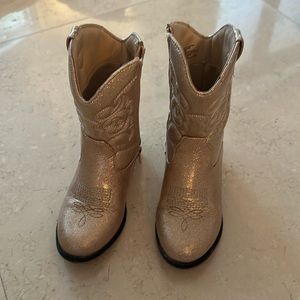 Cat & Jack Gold girl boots great staple in great condition size 11